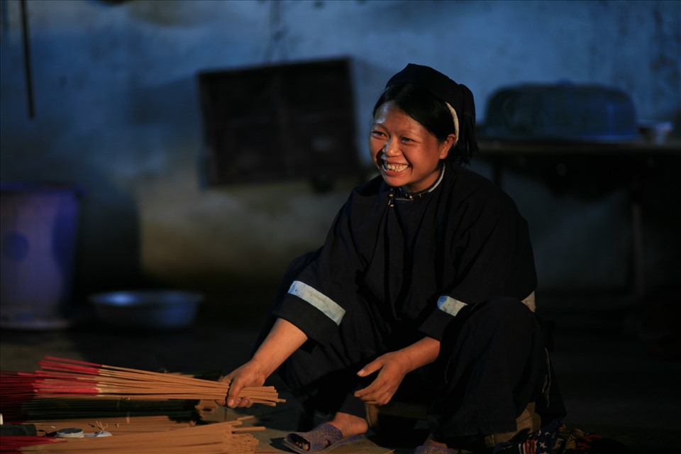 Bó hương thành từng bó nhỏ, mỗi bó 20 que.