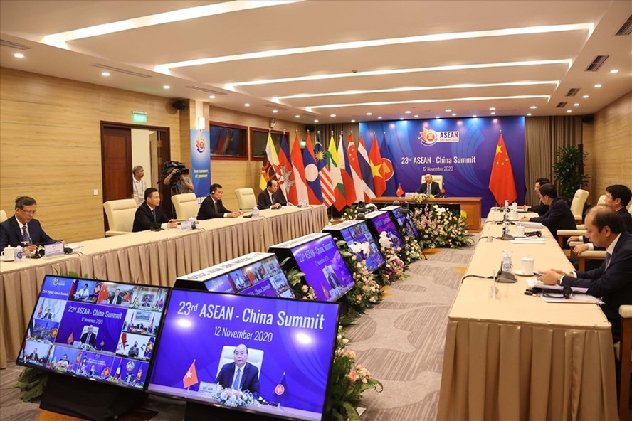 Vấn đề Biển Đông được các nhà lãnh đạo trao đổi tại Hội nghị Cấp cao ASEAN - Trung Quốc lần thứ 23 diễn ra chiều 12.11. Ảnh: Bộ Ngoại giao.