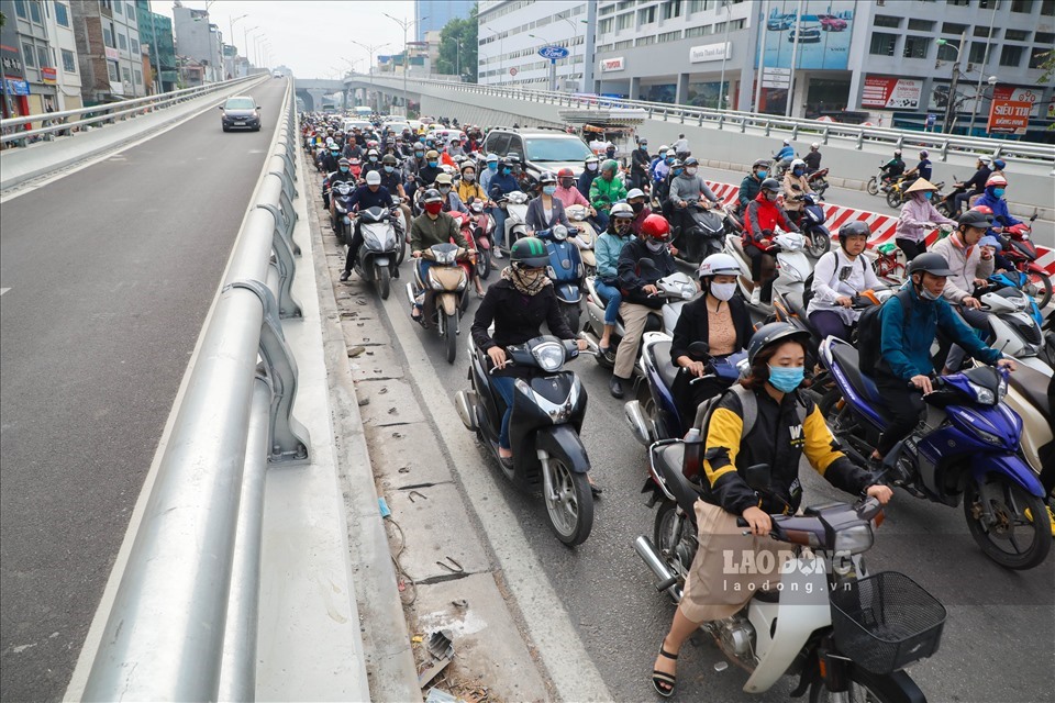Sáng 9.11, đường Vành đai 2 trên cao chính thức được đưa vào khai thác. Ảnh: Tô Thế