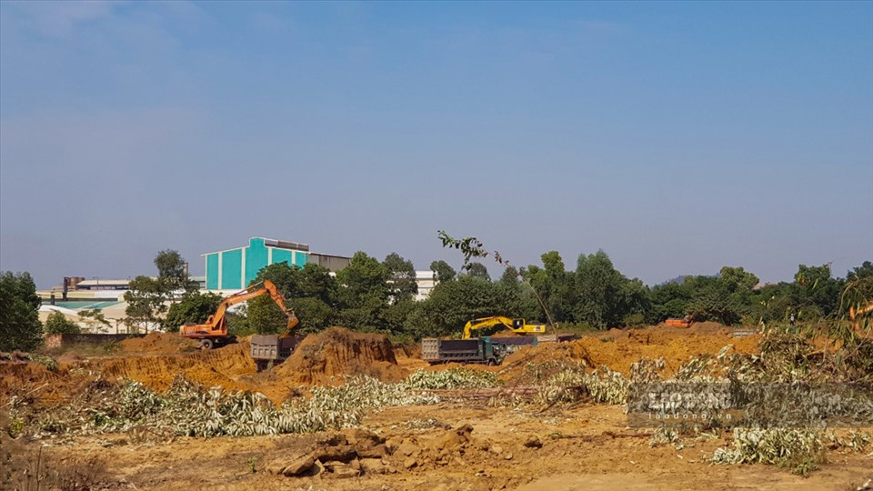 Cảnh múc và vận chuyển đất diễn ra công khai; cả vùng đất lớn được đào bới lởm chởm, bụi bay mù mịt nhưng không bị cơ quan chức năng nào giám sát.