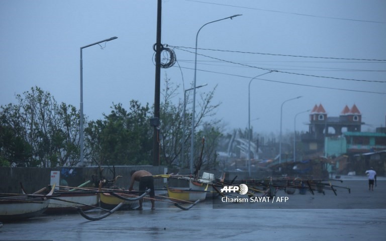 Mới đây, bão số 13 Vamco (tên Philippines là Ulysses) đã di chuyển qua đảo Luzon với sức gió 155 km/h. So với siêu bão Goni hồi đầu tháng, sức gió của bão Vamco yếu hơn, nhưng di chuyển trực tiếp qua vùng đô thị Manila.
