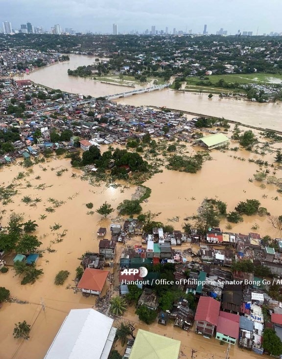 Mưa lớn do ảnh hưởng của bão Vamco lập tức khiến thủ đô Manila và các khu vực xung quanh tê liệt, biến một vùng rộng lớn ngập trong biển nước.