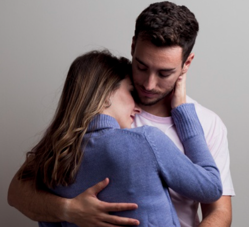 Hãy luôn coi người đàn ông là “trụ cột”, bờ vai vững chắc để gia đình có thể dựa vào. Ảnh nguồn: AFP.