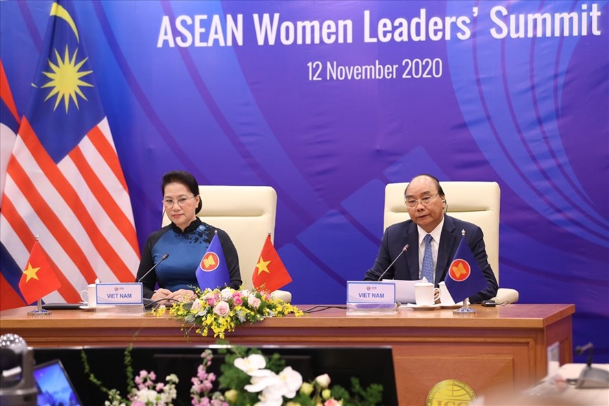 Thủ tướng Chính phủ Nguyễn Xuân Phúc, Chủ tịch Quốc hội Nguyễn Thị Kim Ngân chủ trì Hội nghị. Ảnh: VGP.