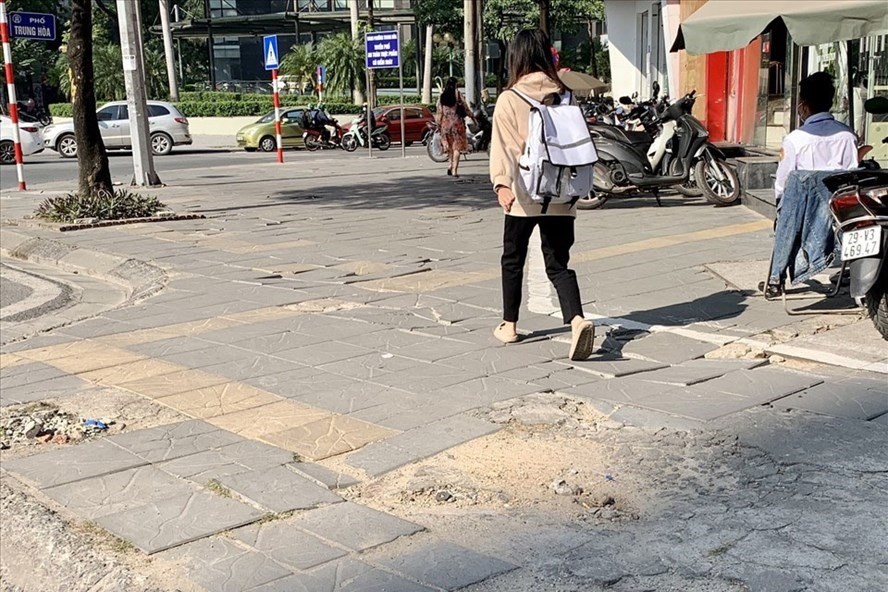 Đá lát vỉa hè Hà Nội bị hư hỏng, Ảnh: P.Đông