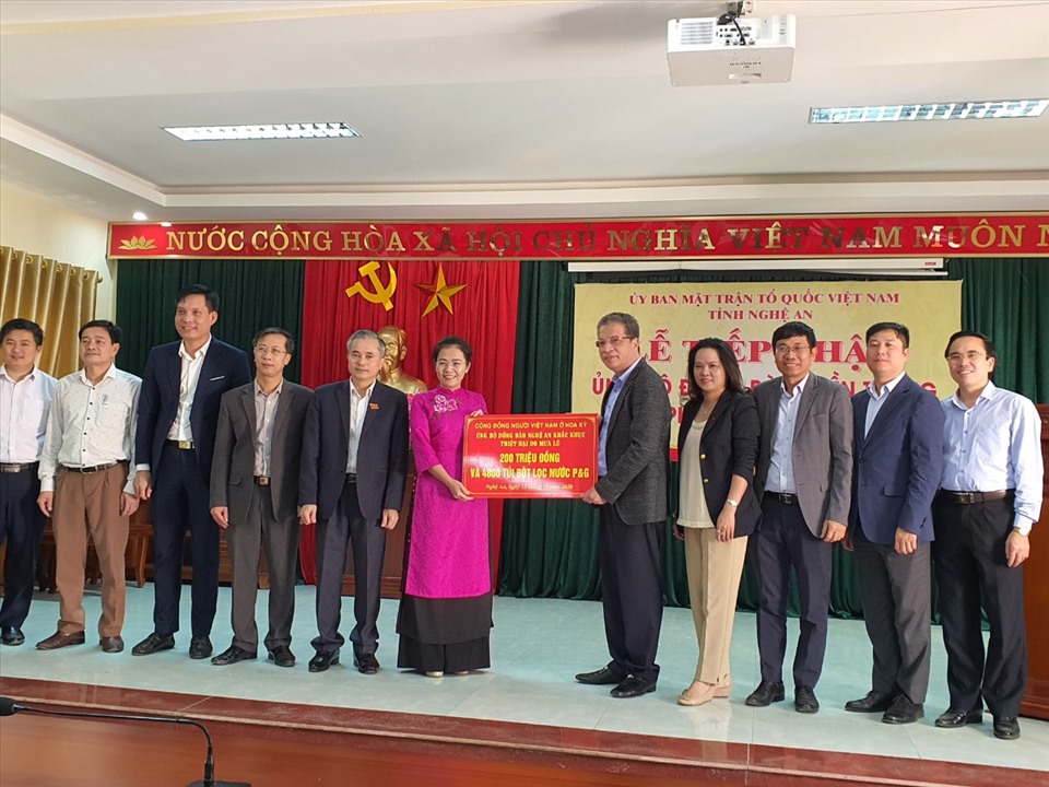 Cộng đồng người Việt Nam ở Hoa Kỳ ủng hộ 200 triệu đồng giúp đồng bào bị thiệt hại do mưa lũ ở Nghệ An. Ảnh: QĐ