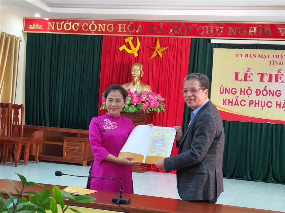Đồng chí Võ Thị Minh Sinh đã trao Thư cảm ơn của Ủy ban Mặt trận Tổ quốc Việt Nam tỉnh Nghệ An đến lãnh đạo Bộ Ngoại giao. Ảnh: QĐ