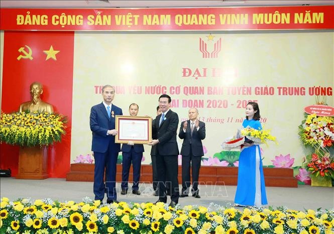 Ông Võ Văn Thưởng, Uỷ viên Bộ Chính trị, Bí thư Trung ương Đảng, Trưởng Ban Tuyên giáo Trung ương tặng Huân chương Độc lập hạng Ba cho đồng chí Bùi Thế Đức, nguyên Phó Trưởng Ban Tuyên giáo Trung ương. Ảnh: Phương Hoa/TTXVN
