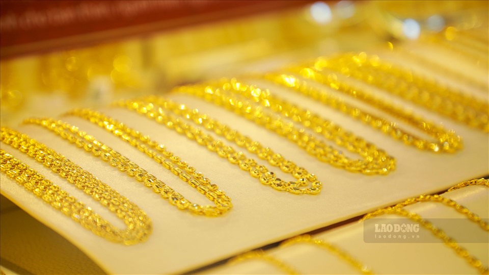 Giá vàng đang được giao dịch quanh mức giá 1.880 USD/ounce, duy trì mức tăng khoảng 4 USD so với giá đóng cửa phiên trước đó vào trưa cùng ngày là 1.876 USD/ounce. Ảnh: Phan Anh