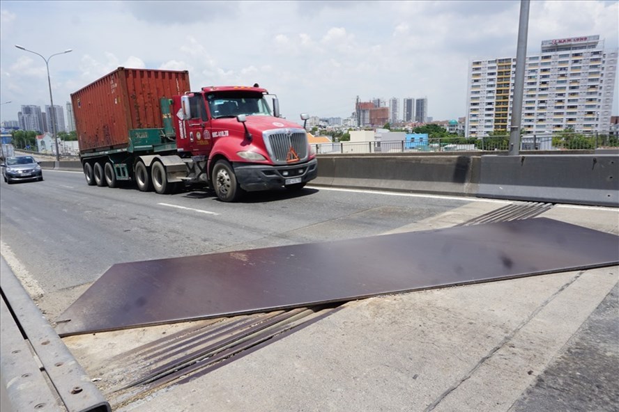 Tấm thép che tạm khe co giãn hư trên cầu Phú Mỹ bị lệch nghiêng gây mất an toàn giao thông. Ảnh: Minh Quân