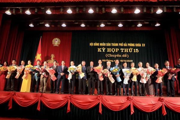 Lãnh đạo TP Hải Phòng tặng hoa các cán bộ vừa được bầu và miễn nhiệm. Ảnh Khánh Linh