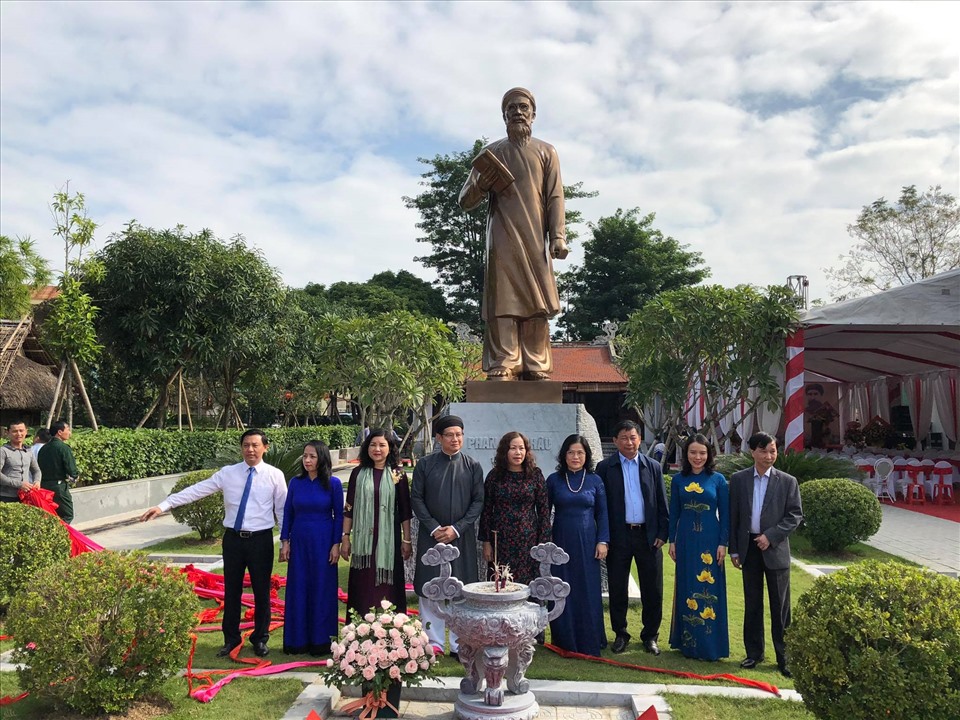 Các đại biểu chụp ảnh lưu niệm tại tượng đài danh nhân Phan Bội Châu. Ảnh: Mạnh Cường
