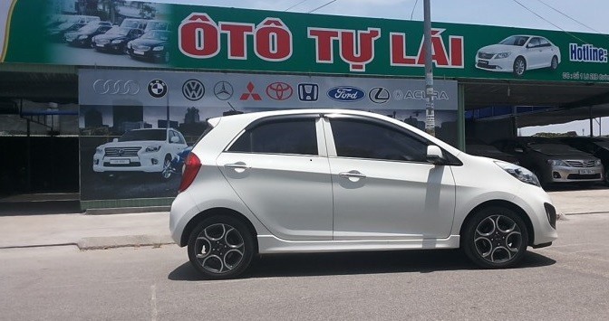 Kiểm tra xe và đọc kỹ hợp đồng trước khi thuê. (Ảnh: LĐO)