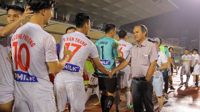 Đã lâu rồi, khán giả không còn thấy bầu Đức xuống sân động viên cầu thủ HAGL. Ảnh: TL