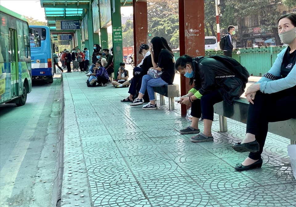 Người dân khi đứng chờ xe buýt vẫn chấp hành nghiêm túc quy định phòng dịch. Ảnh: V.Đ