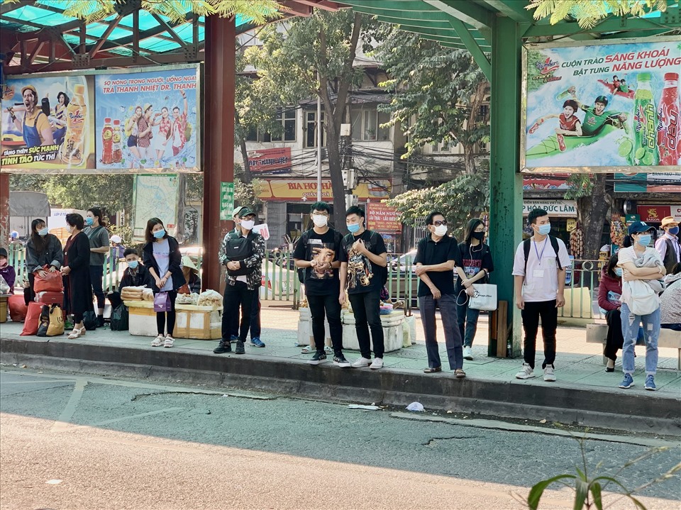 Người dân khi đứng chờ xe buýt vẫn chấp hành nghiêm túc quy định phòng dịch. Ảnh: V.Đ
