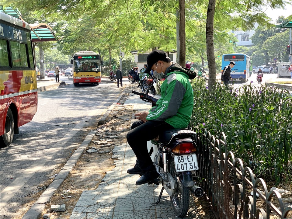 Tài xế xe ôm công nghệ cũng nghiêm túc chấp hành. Ảnh: V.Đ