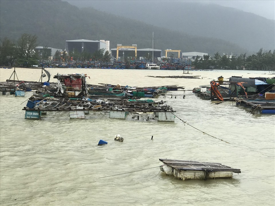Ban chỉ huy tiền phương ứng phó bão số 13 của Đà Nẵng yêu cầu không để một người dân nào còn lại trên các lồng bè khi bão đổ bộ. Ảnh: Tường Minh