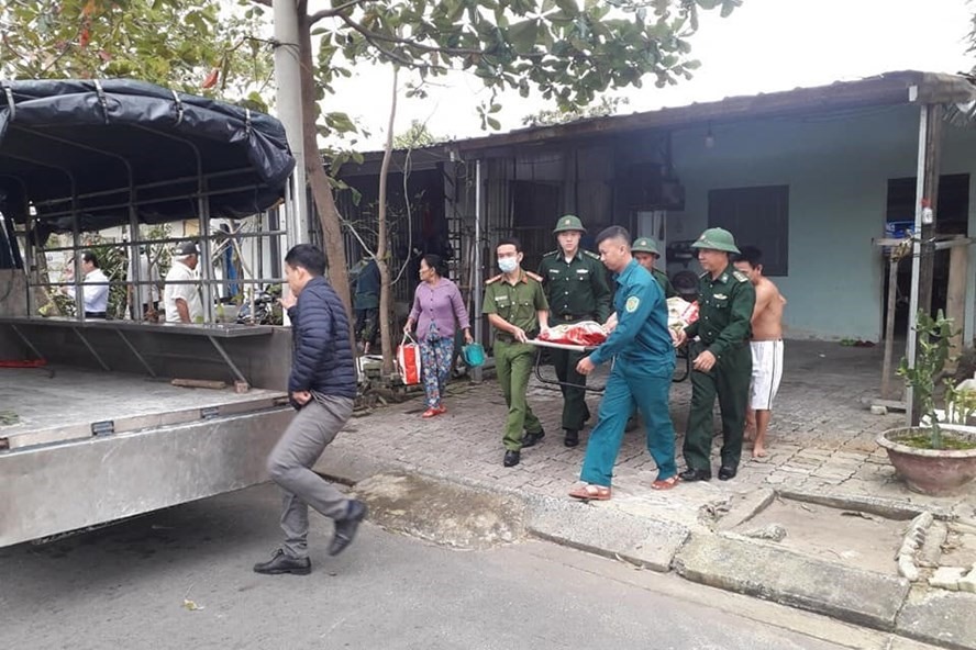 Đà Nẵng sơ tán dân khỏi khu vực nguy hiểm, ứng phó với bão số 13. Ảnh: An Thượng