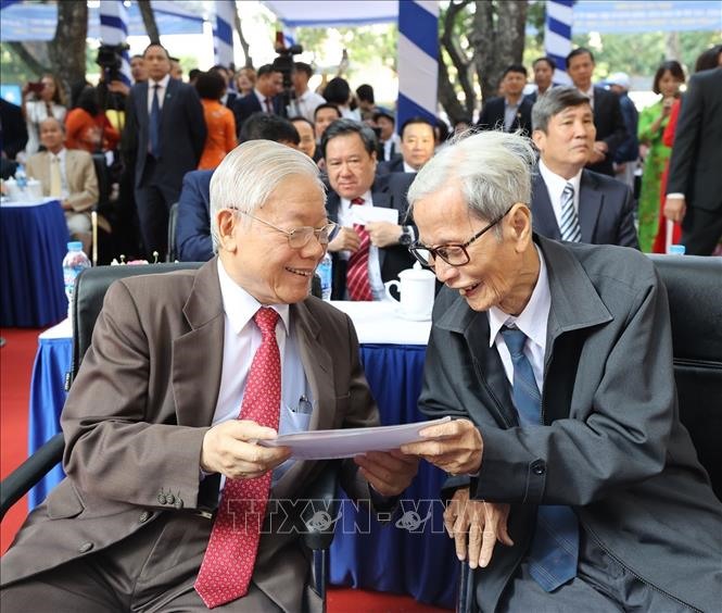 Giáo sư, Tiến sĩ Nguyễn Phú Trọng, Tổng Bí thư, Chủ tịch nước, cựu học sinh trường THPT Nguyễn Gia Thiều cùng Nhà giáo Lê Đức Giảng, nguyên Bí thư Chi bộ, giáo viên chủ nhiệm lớp 10 B xem lại những bức ảnh, cùng ôn lại kỷ niệm những năm tháng học tập dưới mái trường Nguyễn Gia Thiều. Ảnh: Trí Dũng/TTXVN