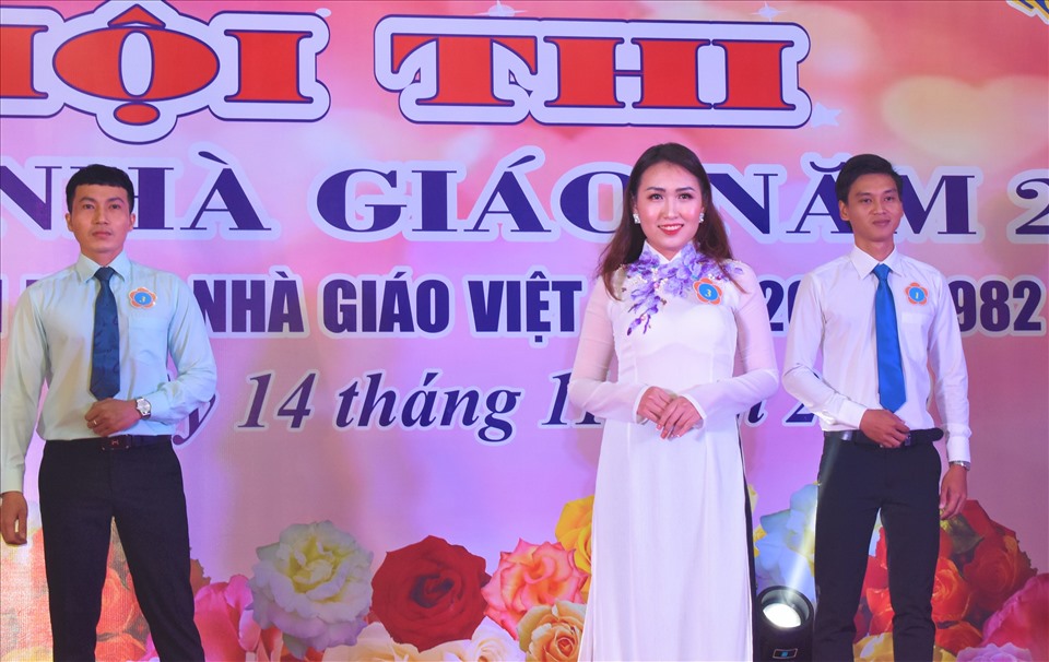 Các giáo viên trong trang phục công sở truyền thống. Ảnh: Thành Nhân