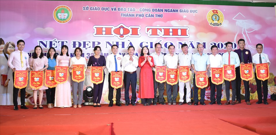Trao cờ lưu niệm đến 18 đội tham gia hội thi nét đẹp nhà giáo năm 2020. Ảnh: Thành Nhân