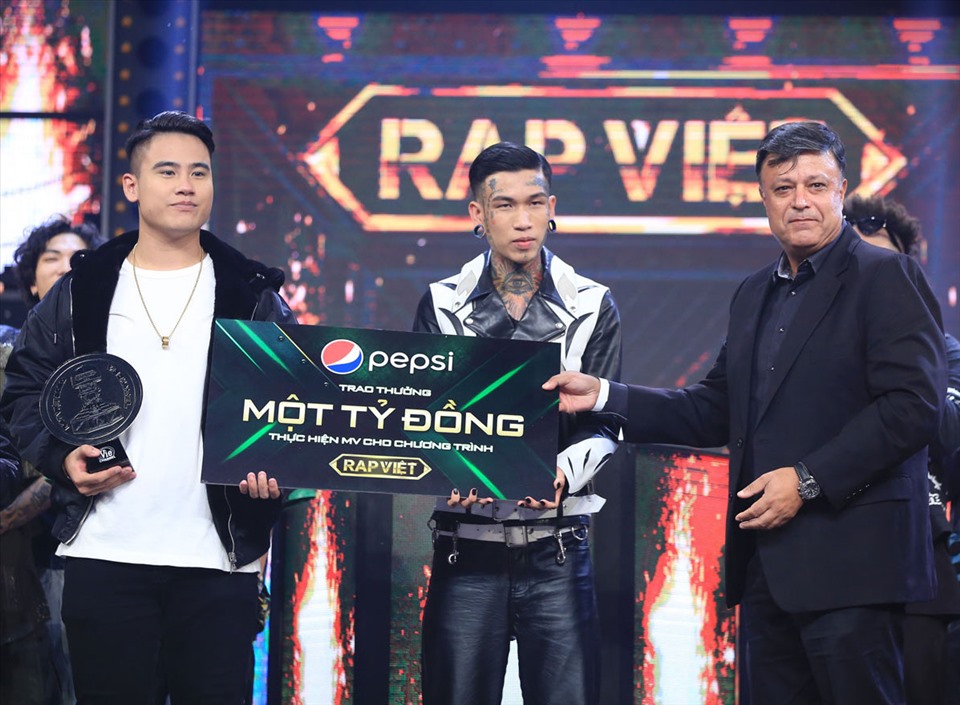 Phần thưởng trị giá 1 tỷ đồng để ủng hộ cho MV đầu tiên của các bạn thí sinh “Rap Việt” nhằm truyền tải tinh thần của thế hệ người Việt trẻ: cứ dấn bước, cứ đam mê.