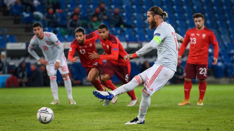 Sau 25 cú đá 11m thành công liên tiếp, Sergio Ramos lại đá hỏng 2 lần liên tiếp trong một trận đấu. Ảnh: AFP