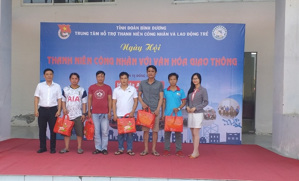 Ban tổ chức trao quà cho công nhân. Ảnh: Hữu Long