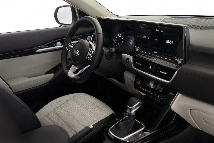 Kia Seltos Premium sở hữu đồng hồ Analog với màn hình có kích thước 7 inch phía sau vô-lăng. Cùng với đó, màn hình giải trí của mẫu xe này cũng có kích thước lớn nhất phân khúc với con số 10,25 inch. Ảnh: Kia.