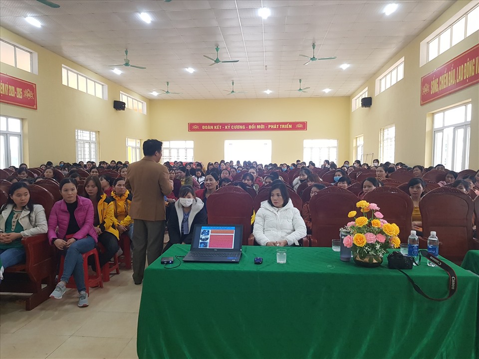 Hàng trăm công nhân tham dự hội nghị tuyên truyền pháp luật