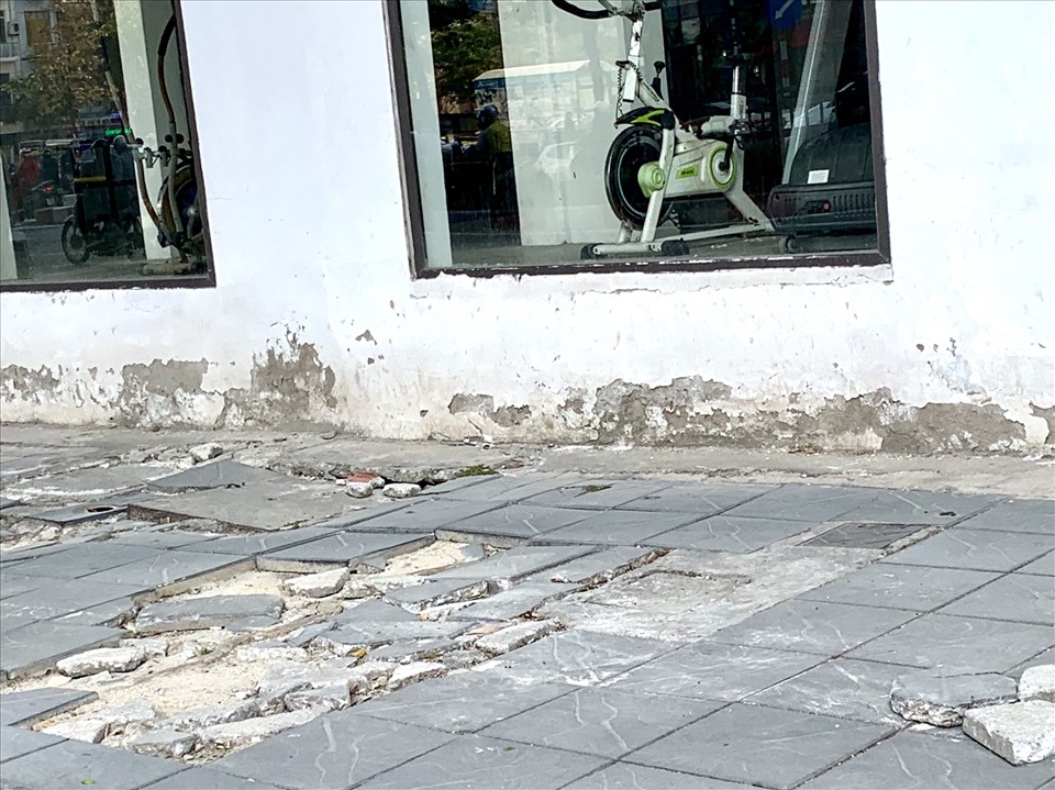 Đá ở vỉa hè phố Trần Huy Hưng đã xuất hiện cảnh tượng nứt, vỡ, ở nhiều vị trí, đá còn bị bật khỏi nền. Ảnh: Văn Đức