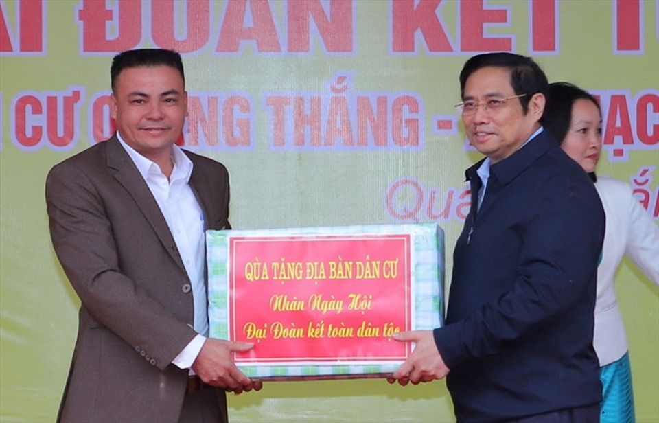 Ông Phạm Minh Chính tặng 50 triệu đồng cho quỹ khuyến học thôn Quảng Thắng, xã Thạch Quảng. Ảnh: M.H