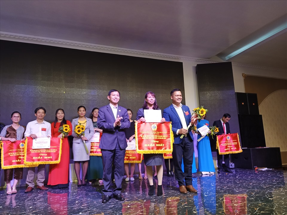 Ban tổ chức trao phẩm thưởng cho đội đạt giải nhất. Ảnh: Diệu Thuý