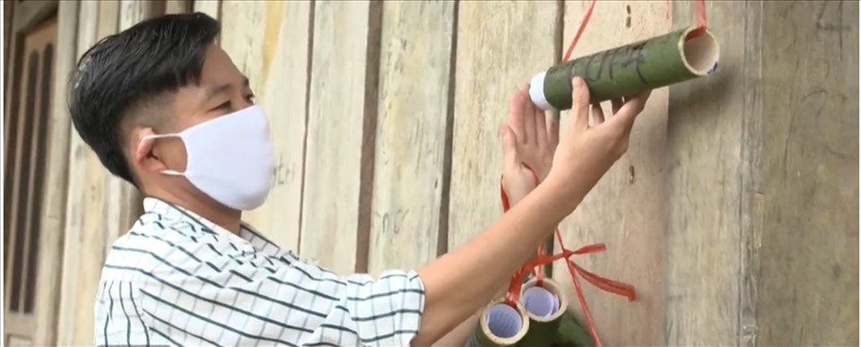 Từng ống nhựa đựng bài tập đã được trao tận nhà học sinh trong 3 tháng ròng. (Ảnh: VTV)