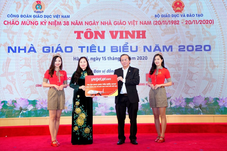 Phó Tổng giám đốc Vietjet Đỗ Xuân Quang tặng phần quà của Vietjet cho đại diện Công đoàn Giáo dục Việt Nam. Ảnh: Vietjet.