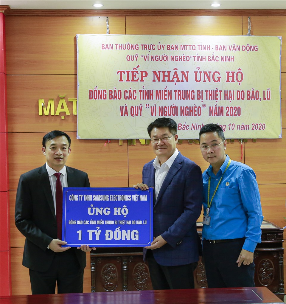 SEV ủng hộ 1 tỷ đồng trong tổng số 5 tỷ của Samsung Việt Nam. Ảnh: Quỳnh Chi