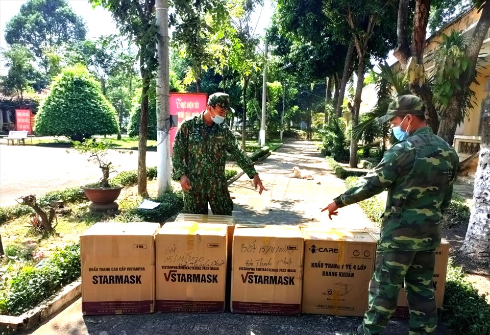 Bộ đội biên phòng bên số khẩu trang tang vật. Ảnh: Lục Tùng