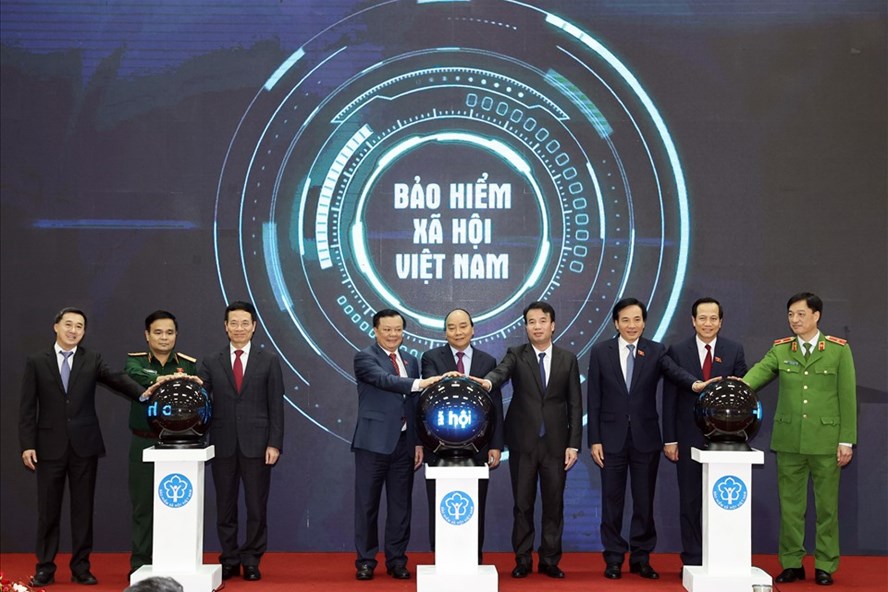 Thủ tướng Nguyễn Xuân Phúc và các đại biểu thực hiện nghi thức công bố