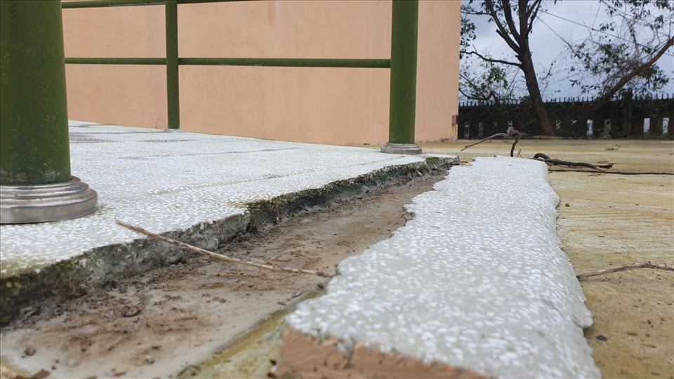Dự án chưa được bàn giao nhưng nhiều hạng mục công trình đã bị xuống cấp, nứt nẻ. Ảnh: Hữu Long