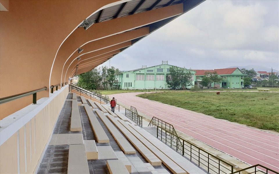Dự án chưa được bàn giao nhưng nhiều hạng mục công trình đã bị xuống cấp, nứt nẻ. Ảnh: Hữu Long