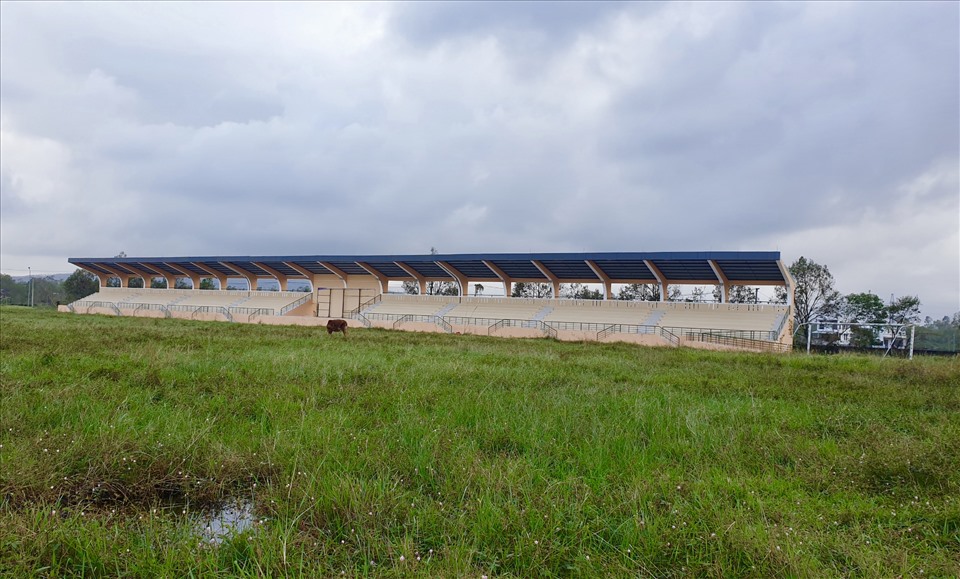 Sân vận động xây lên nhưng chưa phát huy được hiệu quả, chỉ thấy người dân dắt bò vào ăn cỏ. Ảnh: Hữu Long