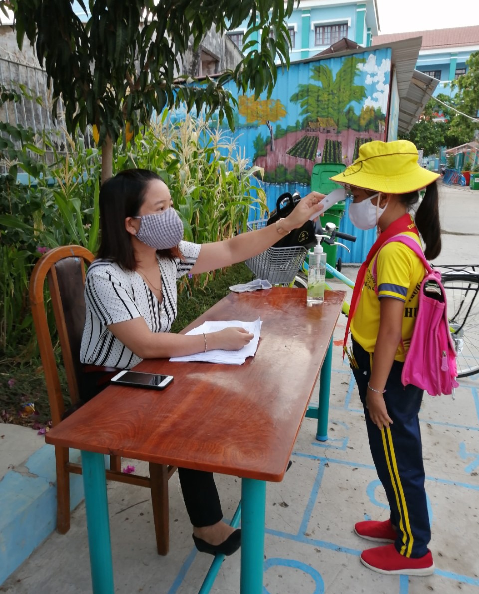 Vì học sinh xã đảo thân yêu, cô giáo Vân Anh luôn nỗ lực “bám lớp“. (Ảnh: NVCC)