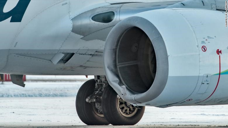 Động cơ bên trái của máy bay bị hư hỏng sau va chạm, đang được sửa chữa. Ảnh: AlaskaAirlines