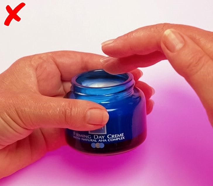 4. Sử dụng các sản phẩm dưỡng da để trong lọ suốt một thời gian dài Việc sử dụng các sản phẩm dưỡng da để trong lọ suốt thời gian dài có thể gây hại cho da. Bởi khi mở lọ ra nhiều lần, không khí tiếp xúc khiến những sản phẩm này có thể bị oxy hóa này, thậm chí vi khuẩn phát triển. Bạn có thể sử dụng thìa hoặc dụng cụ chuyên dụng để lấy mỹ phẩm chăm sóc da, đặc biệt lưu ý làm sạch thật kĩ trước khi sử dụng.