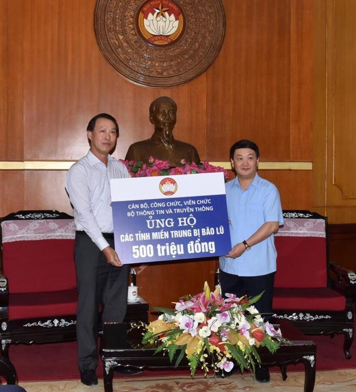 Đồng chí Hầu A Lềnh, Ủy viên BCH Trung ương Đảng, Phó Chủ tịch Uỷ ban Trung ương MTTQVN tiếp nhận từ Bộ TT&TT số tiền 500 triệu đồng ủng hộ đồng bào miền Trung bị bão lụt