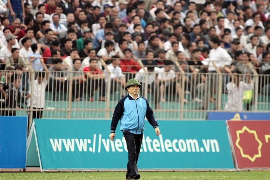 Hình ảnh gây ấn tượng của bầu Đệ ở V.League. Ảnh: H.A