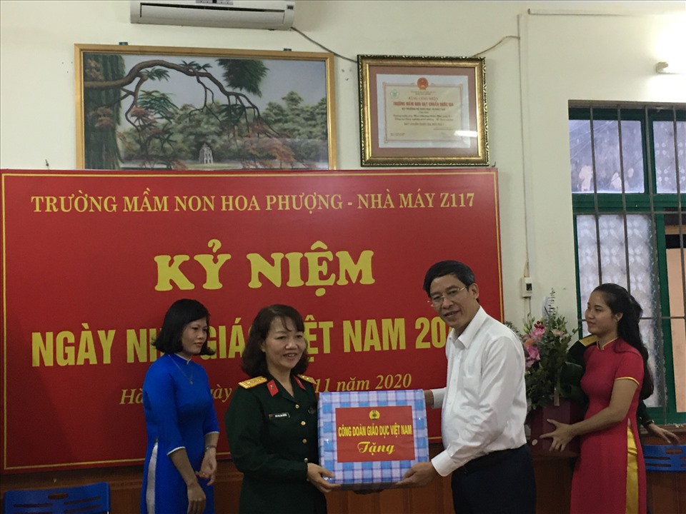 Ông Vũ Minh Đức - Uỷ viên Đoàn Chủ tịch Tổng Liên đoàn Lao động Việt Nam, Chủ tịch Công đoàn Giáo dục Việt Nam tặng quà Trường mầm non Hoa Phượng. Ảnh: Hải Anh