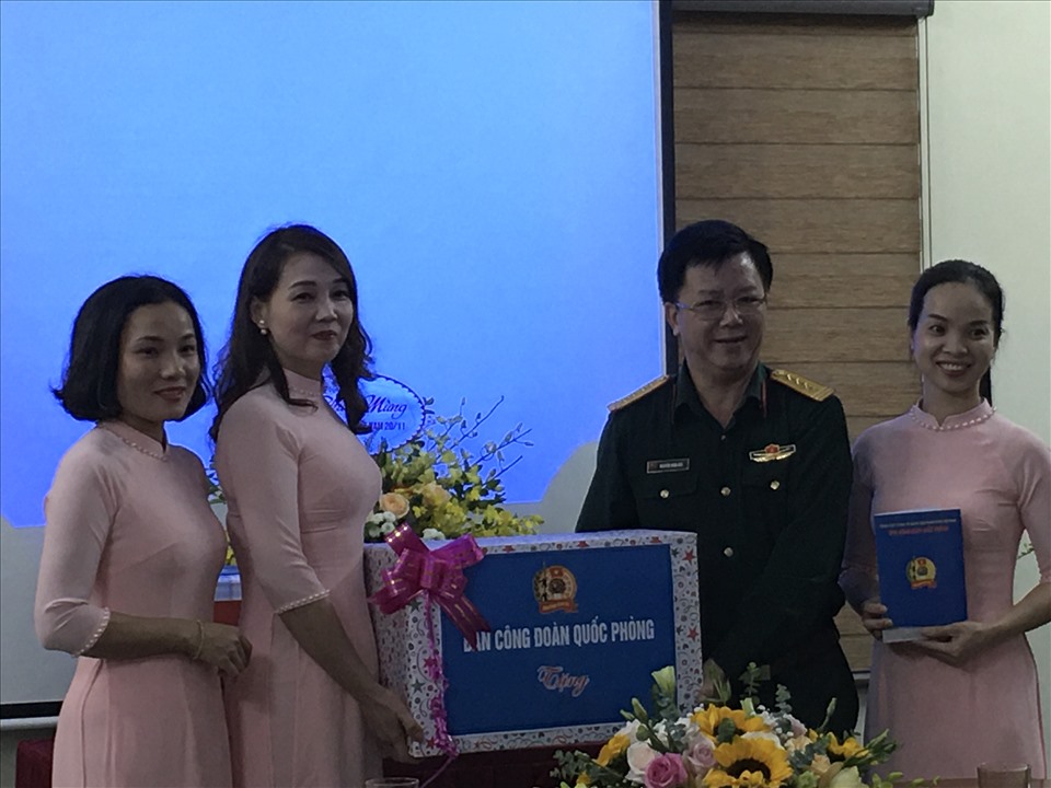 Đại tá Nguyễn Đình Đức - Uỷ viên Đoàn Chủ tịch Tổng Liên đoàn Lao động Việt Nam, Trưởng ban Công đoàn Quốc phòng tặng quà Trường mầm non Hoa Súng. Ảnh: Hải Anh