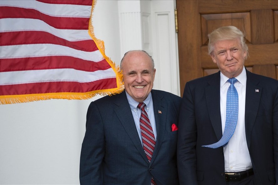 Tổng thống Donald Trump và luật sư riêng Rudy Giuliani. Ảnh: AFP